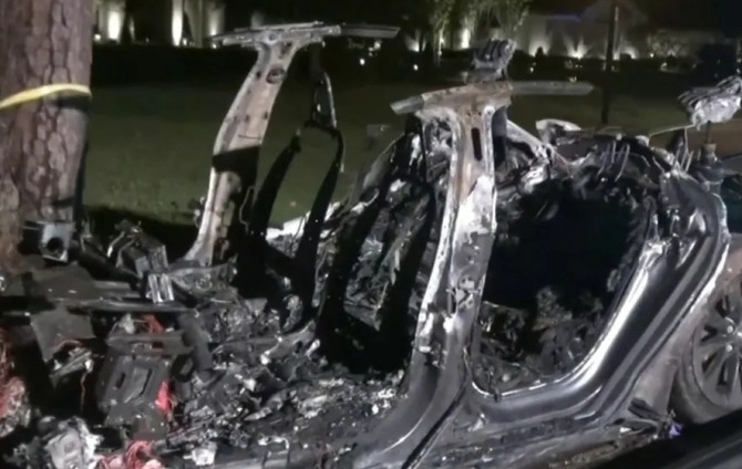 화재로 형체를 알 수 없는 사망사고를 낸 테슬라 자율운행차 모습. 사진=휴스턴 TV KHOU 캡처