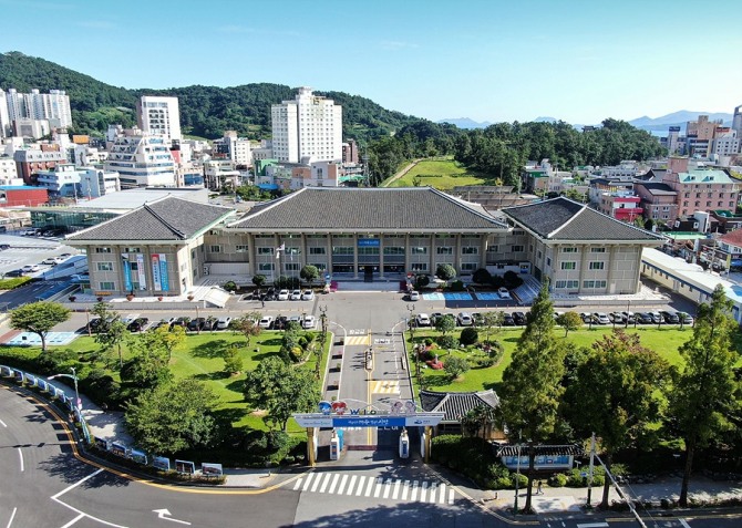 전남 여수시(시장 권오봉)가 최근 청소년 및 20~30대 젊은 층으로부터 간편한 이동수단으로 수요가 늘면서 문제가 되고 있는 전동 킥보드의 안전운행 대책마련에 나섰다. 사진은 여수시 청사/전남 여수시=제공