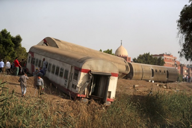 이집트 카이로 북부 칼리우비아주(Qalioubia)에서 열차 사고로 11명이 숨지고 98명이 다쳤다. 사진=로이터