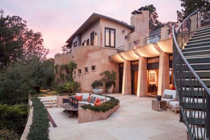 위워크 창업자 아담 노이만이 최근 '기타 하우스(Guitar House)'로 알려진 캘리포니아 저택을 2240만 달러(약 251억 원)에 매각했다. 