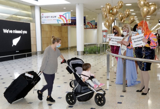 19일 호주와 뉴질랜드 간 '트래블 버블'이 시작되면서 뉴질랜드에서 온 여행객들이 호주 시드니 공항에 도착해 여장 남성들(드래그 퀸)의 환영을 받고 있다. 사진=뉴시스