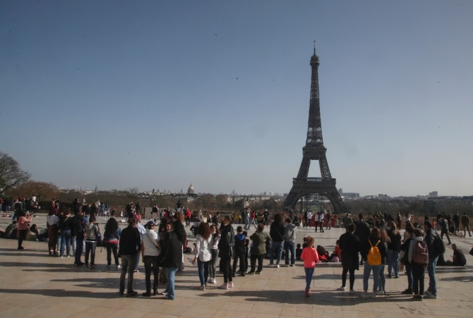 프랑스 파리 시민들이 코로나19 확산 방지를 위해 마스크를 쓰고 에펠탑 근처 트로카데로 광장에 모여 있다. 사진=뉴시스