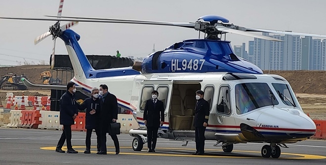 이재용 삼성전자 부회장(가운데)이 1월 4일 반도체 중장기 전략을 점검하기 위해 경기도 평택사업장을 방문하고 있다. 사진=뉴시스·삼성전자