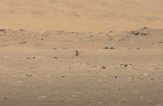 미국 항공우주국(NASA)의 화성탐사선 퍼시비어런스호가 촬영한 소형헬기 '인제뉴어티' 비행모습. 사진=나사