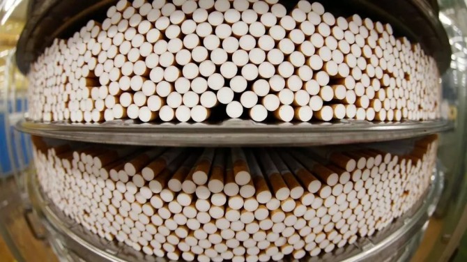 담배 공장에서 담배가 생산되고 있는 과정. 사진=로이터