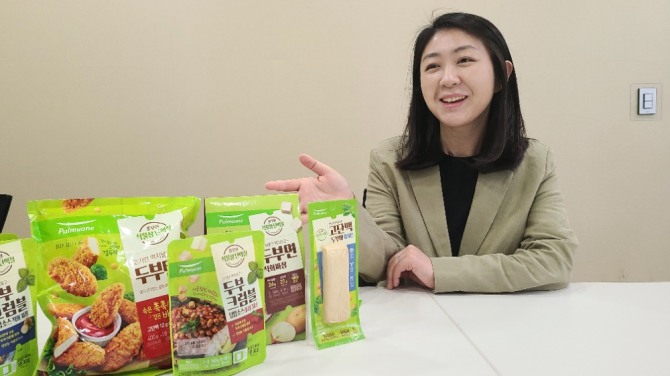 김정하 풀무원 PPM 사업부 CM이 풀무원의 식물성 단백질 제품을 소개하고 있다. 사진=풀무원