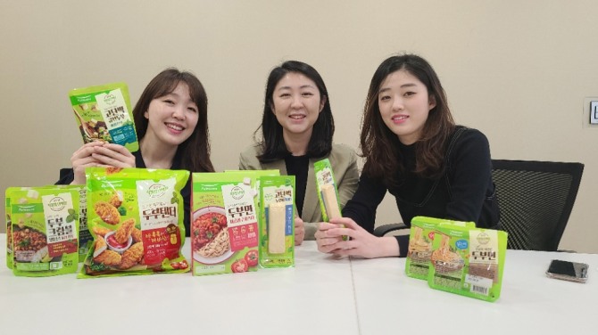 풀무원의 PPM 사업부에서 식물성 단백질 제품을 제안하고 있는 홍소연 PM(왼쪽부터), 김정하 CM, 김소리 PM의 모습. 사진=풀무원