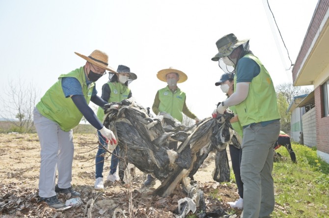 정연태 농협유통 대표(가운데)와 임직원들이 여주시 벌말마을에서 환경정화 활동을 하고 있다. 사진=농협유통