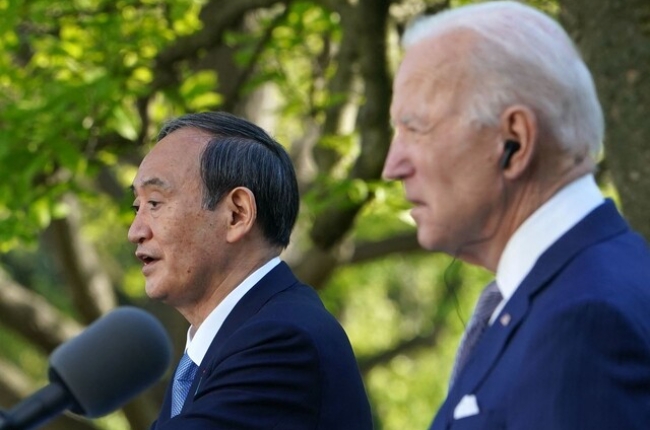 조 바이든 미국 대통령(오른쪽)과 스가 요시히데 일본 총리가 16일(현지시각) 오후 정상회담을 마친 뒤 백악관 로즈가든에서 기자회견을 하고 있다.