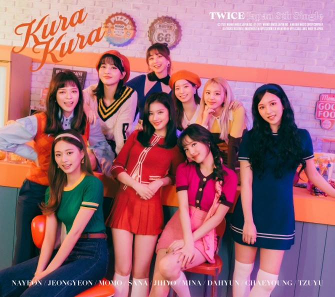 그룹 '트와이스'가 21일 선공개한 일본 신곡 '쿠라 쿠라'가 라인 뮤직 실시간 '톱 100' 차트 1위를 기록했다. 사진=JYP