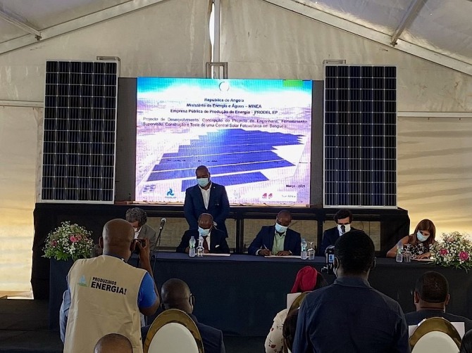 기업 관계자들이 앙골라 태양광 프로젝트 계약을 체결하고 있다. 사진=한화큐셀