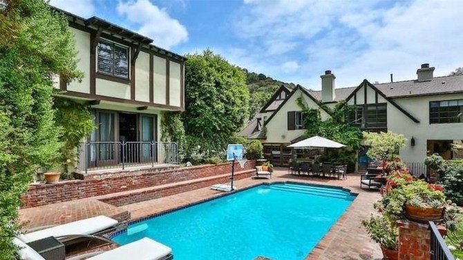 3개월 전 LA 비벌리힐스 자택을 1380만 달러에 매입한 가수 겸 사업가 리한나가 최근 비벌리힐스 자택 옆집을 1000만 덜러에 추가 매입했다. 