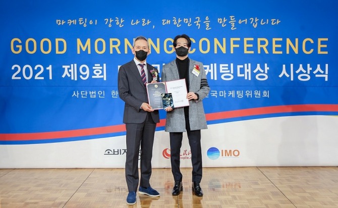 넷마블 임현섭 뉴미디어 팀장(오른쪽), 한국마케팅협회 이환성 이사[사진=넷마블]