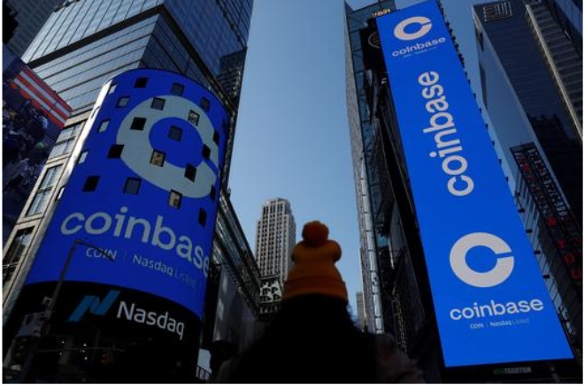 미국 최대 암호화폐 거래소인 코인베이스글로벌(Coinbase Global Inc)의 로고가 나스닥 마켓 사이트 점보트론에 전시돼 있다.      사진=로이터