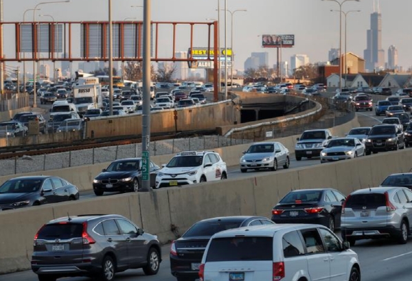 가솔린 차량으로 꽉 막힌 미국 시카고 고속도로 모습. 사진=로이터