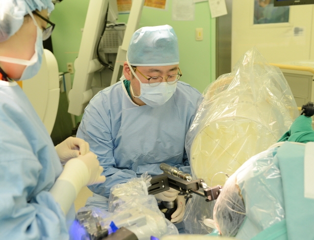 장원석 교수가 카이메로를 이용해 환자의 뇌심부에 전극을 삽입하고 있다. 사진=세브란스