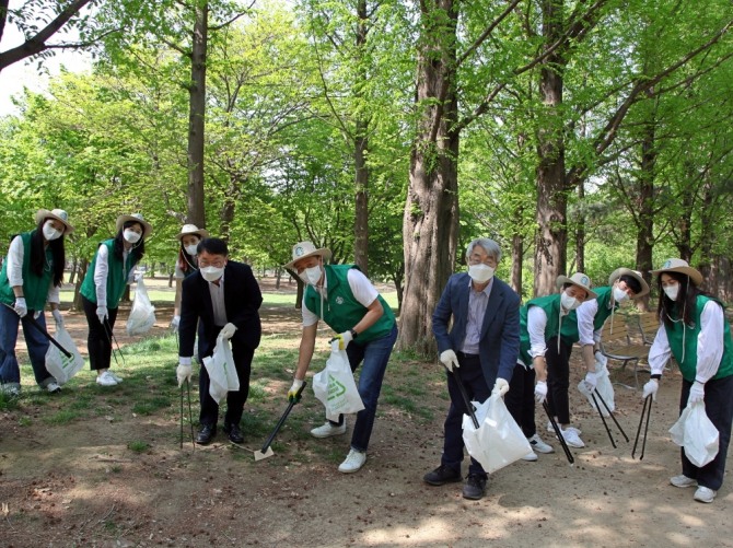 21일 오전 서울숲 공원에서 스타벅스 임직원들이 환경정화 봉사활동을 하고 있다. 사진=스타벅스코리아