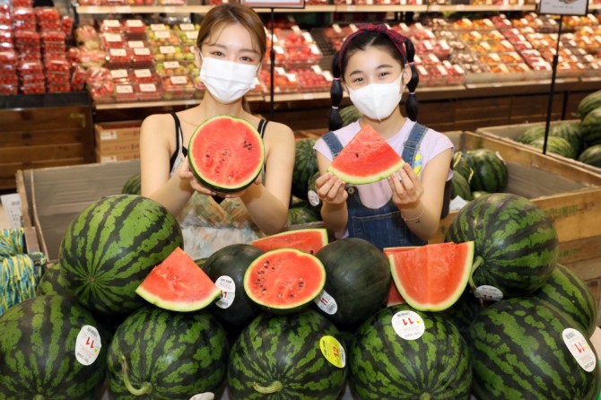 이마트는 22일부터 봄 수박을 한 통 당 3000원씩 싸게 파는 행사를 개최한다. 사진=이마트
