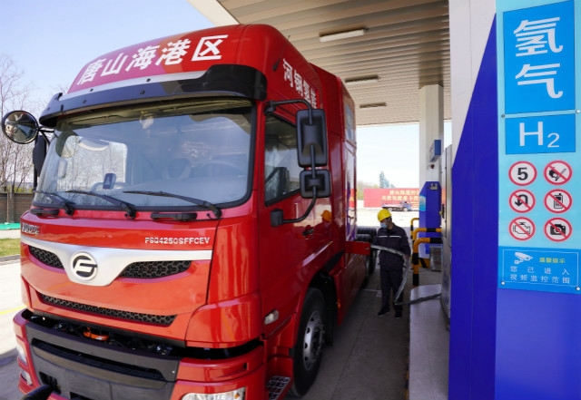 중국은 수소에너지 연간 생산량 3342만t으로 세계 1위를 기록했고, 당산하이강(唐山海港) 경제개발구에 첫 수소 트럭을 투입했다. 사진=신화사