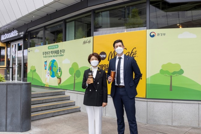 앤토니 마티네즈 한국맥도날드 대표와 한정애 환경부 장관이 ‘지구의 날’ 캠페인 참여 기념 사진을 촬영하고 있다. 사진=한국맥도날드