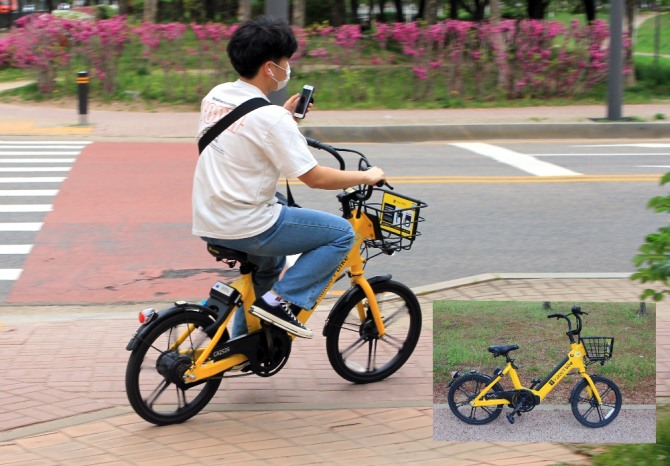 한 시민이 안산시에서 도입한 공유 전기자전거 카카오T바이크를 이용하고 있다. 사진=이관희 기자