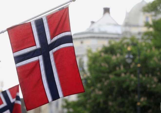 오슬로의 칼 요한스 거리에 노르웨이 국기가 펄럭이고 있다. 사진=로이터