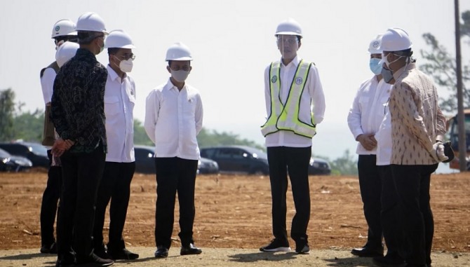 인도네시아 조코 위도도 대통령이 지난해 6월 중앙자바 '그랜드 바탕 시티' 프로젝트의 하나인 바탕통합산업단지를 방문해 공사 관계자들로부터 사업 현황을 듣고 있는 모습. 사진=그랜드바탕시티 홈페이지