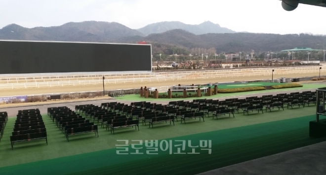 한국마사회 서울경마공원 관람대가 코로나19로 인한 경마 중단으로 텅 비어 있다. 사진=김철훈 기자 