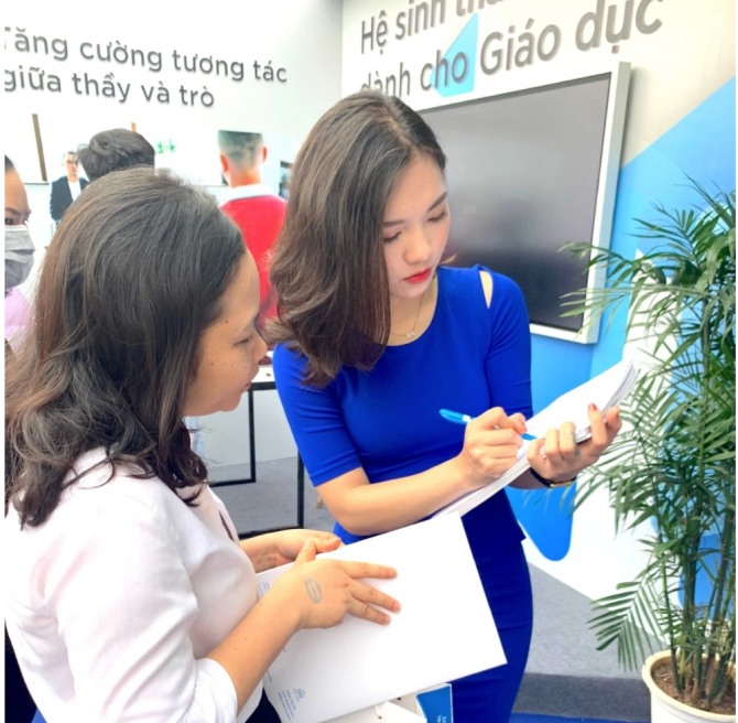 2020년 4월 '디지털 시대의 하노이 교육' 행사장의 삼성 부스.