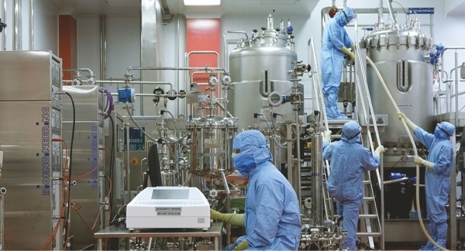 세계 최대의 백신 생산공장인 인도 세룸인스티튜트(Serum Institute of India)의 백신 제조과정. 사진=세룸 인스티튜트