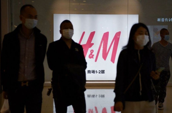 최근 소셜 미디어를 통한 불매 운동 타깃이 되면서 매출에 직격탄을 맞은 중국 H&M 점포.
