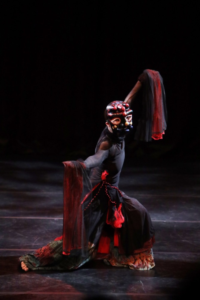 정경화 안무의 '始(시)'