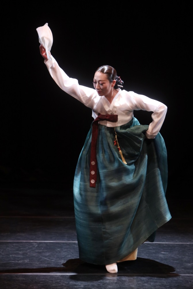 정경화 안무의 '作(작) 둘'