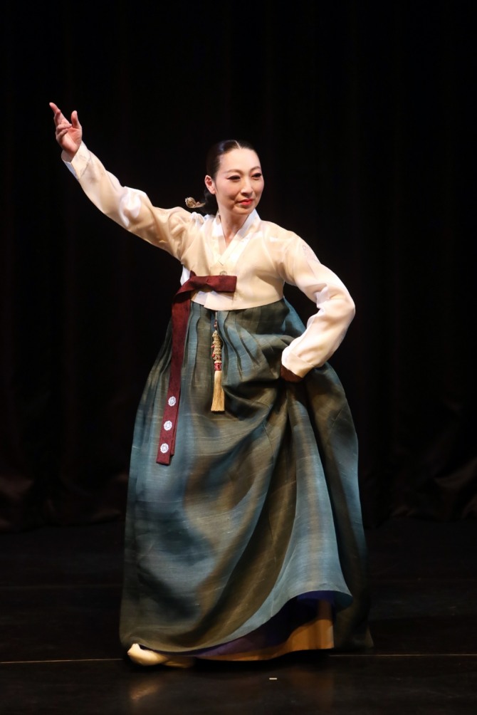 정경화 안무의 '作(작) 둘'