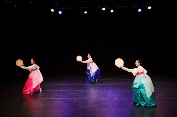 정경화 안무의 '作(작) 셋'