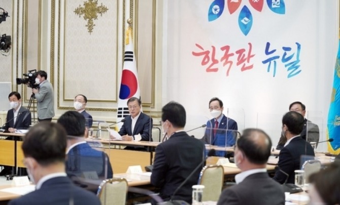 지난해 10월 문재인 대통령이 청와대에서 '한국판뉴딜 2차 전략회의'를 주재하고 있는 모습. 사진=뉴시스