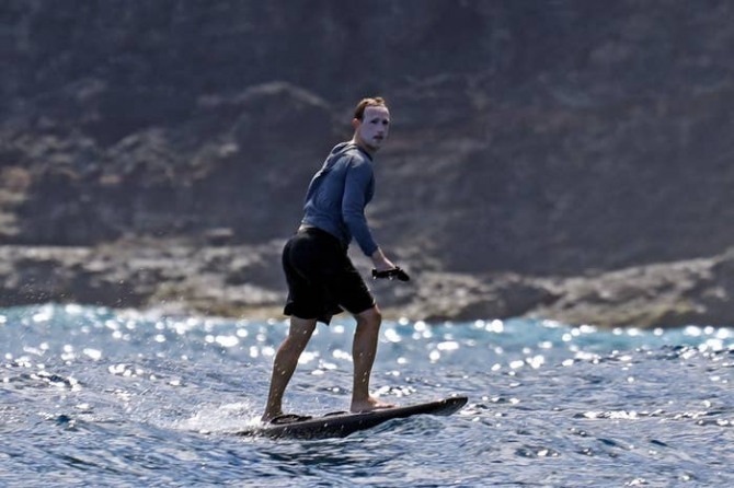 지난해 여름 미국 하와이 해변에서 서핑을 즐기던 중 파파라치의 카메라에 포착된 마크 저커버그 CEO의 모습. 사진=MEGA