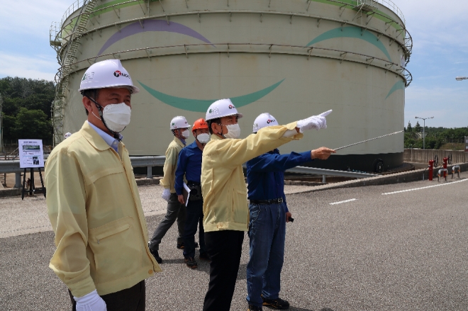 한국석유공사 양수영 사장(오른쪽 2번째)이 석유비축기지 안전점검을 하고 있다. 사진=한국석유공사 