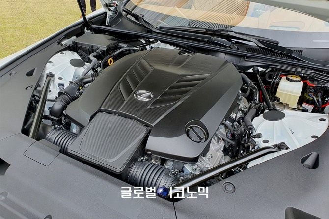 렉서스 'LC 500 컨버터블' 엔진룸. 사진=글로벌이코노믹 성상영 기자