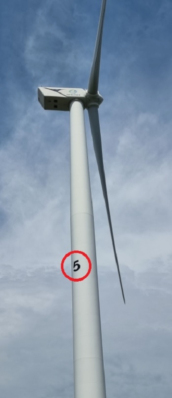 제주에너지공사가 제주시 구좌읍 풍력발전단지의 15기 풍력발전 본체에 표기한 ‘안심 넘버링’(원안 숫자) 모습. 사진=제주에너지공사