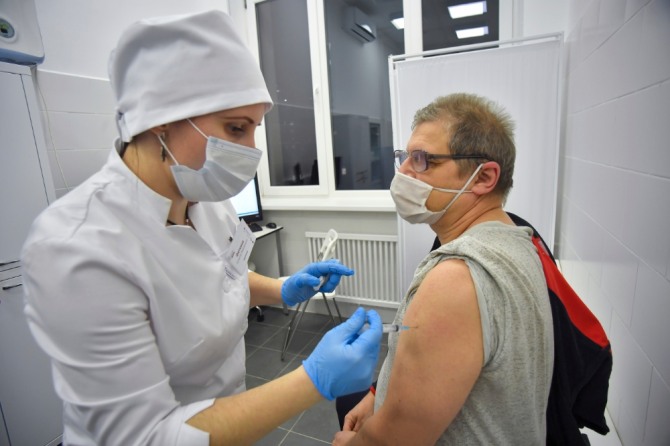 러시아 모스크바의 한 병원에서 한 남성이 러시아의 스푸트니크V 코로나19 백신을 접종하고 있다. 사진=뉴시스