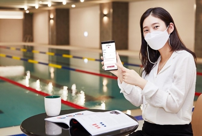 HDC현대산업개발 직원이 아파트 브랜드 '아이파크'의 스마트 주거서비스 플랫폼 ‘마이호미’를 시연하고 있다. 사진=HDC현대산업개발