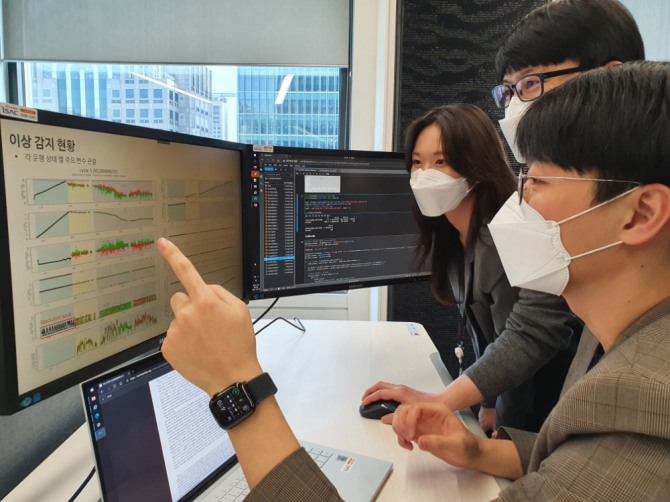 SK이노베이션 직원들이 서울 종로구 SK서린빌딩에서 전기차 배터리 모니터링 데이터를 살펴보고 있다. 사진=SK이노베이션