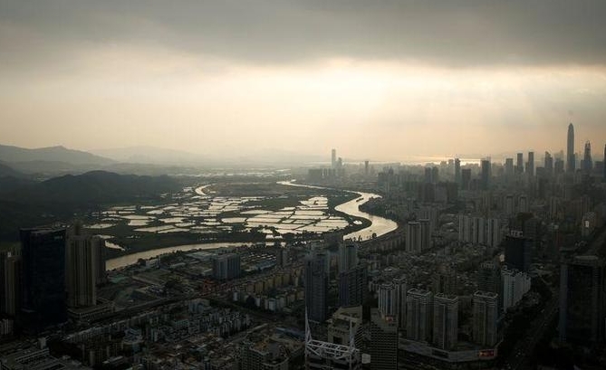중국의 부동산 개발업자들이 홍콩 북부지역(사진)에 눈독을 들이고 있다. 한때 세계의 금융허브였던 홍콩이 과거 벽지였던 심천의 뒷마당으로 전락하고 있다. 사진=로이터