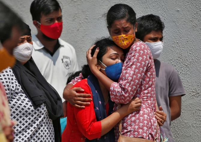 지난달 15일(현지시간) 인도 서부 최대 도시 아마다바드의 한 병원에서 코로나19로 남편을 잃은 여성이 오열하고 있다. 사진=로이트