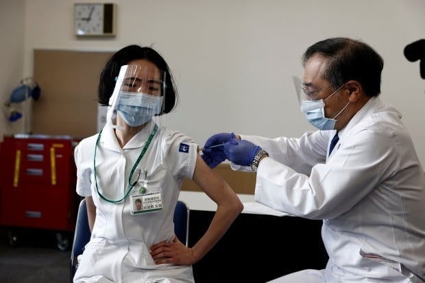 일본의 백신 접종 속도가 너무나 느리게 진행되고 있는 것으로 나타났다.