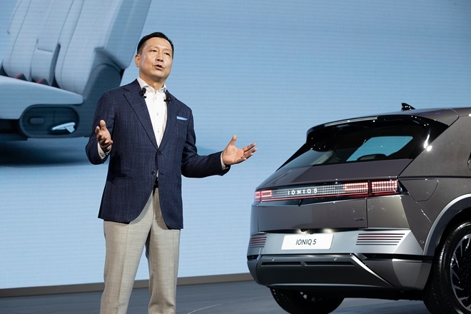 리홍펑 현대차·기아 브랜드·판매부문 총괄이 지난달 19일(현지 시간) 중국 상하이 컨벤션 센터에서 열린 ‘2021 상하이 국제 모터쇼’에 참석해 전용 전기차 브랜드 아이오닉의 첫 모델 ‘아이오닉 5’를 소개하고 있다. 사진=현대자동차·뉴시스