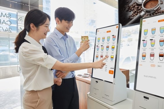 삼성전자 모델이 서울 삼성동의 '커피에 반하다 스마트 카페'에 설치된 삼성 키오스크를 소개하고 있다. 사진=삼성전자
