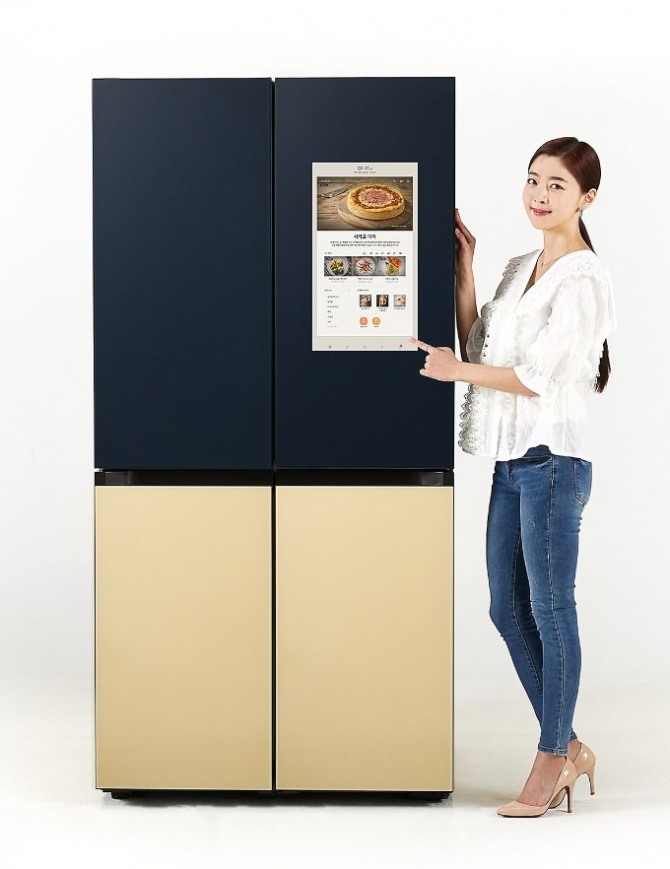삼성전자 모델이 수원 삼성 디지털시티에서 신제품 '비스포크 냉장고 패밀리허브'를 소개하고 있다. 사진=삼성전자