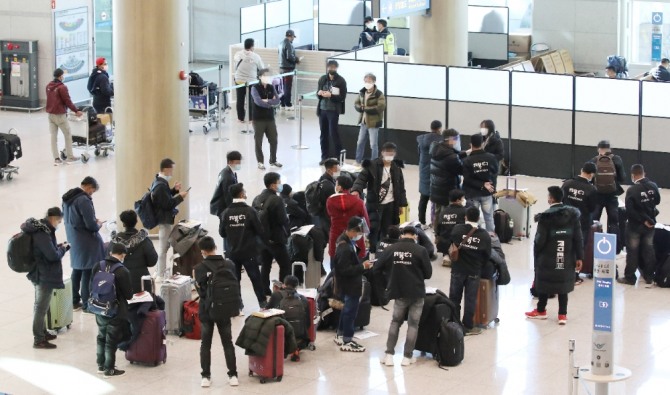 교통편 기다리는 해외입국자들. 사진=연합뉴스